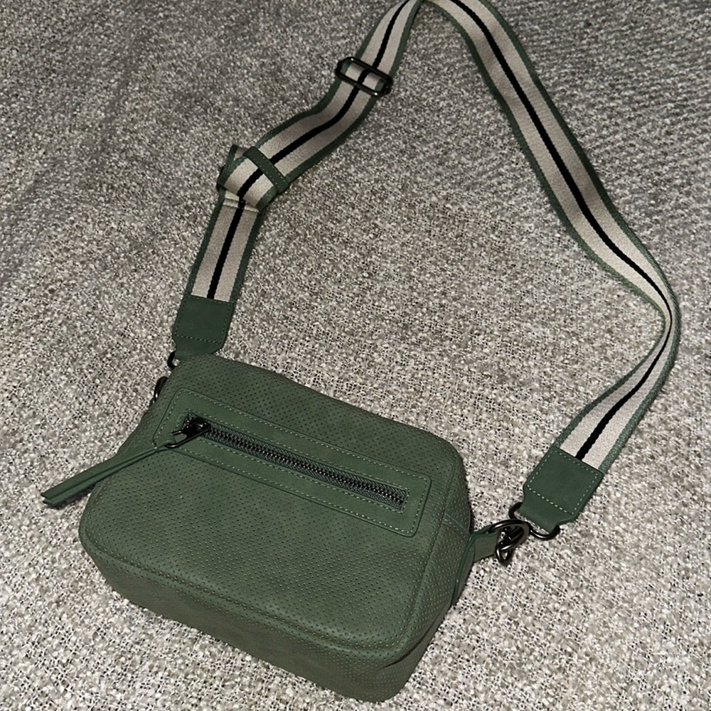 OLIVE GREEN CROSS BODY BAG ONLY WORN ONCE